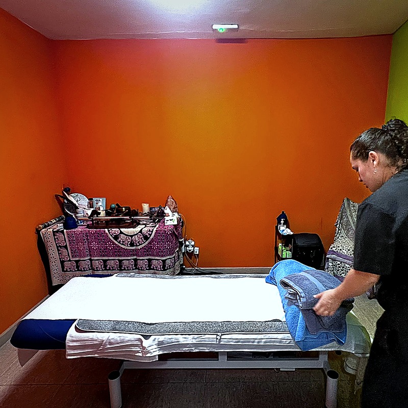 Sala de masajes lista para tu sesión