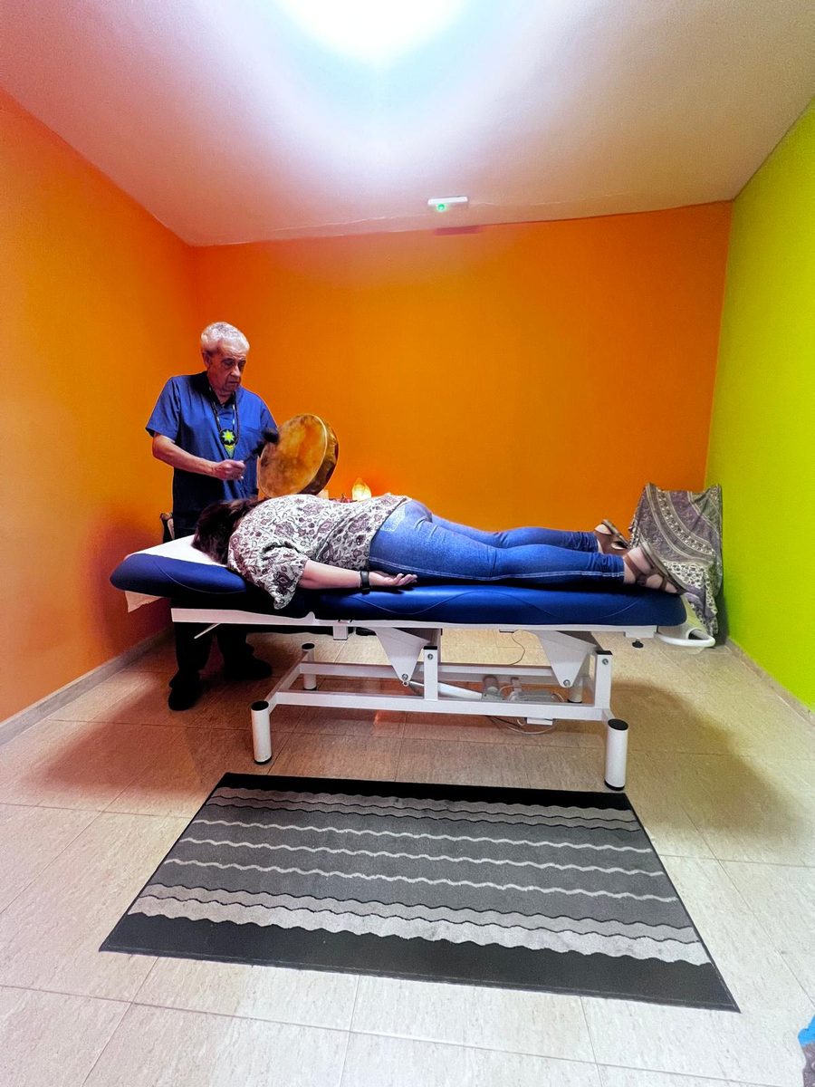 El Señor Eduardo durante una limpieza espiritual en El Cel Crisol