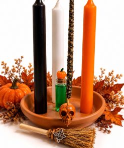 Ritual de Halloween 2026: velas negra, blanca y naranja, escoba con nudo de bruja, gel de limpieza para manos, incensario de calavera e incienso de purificación