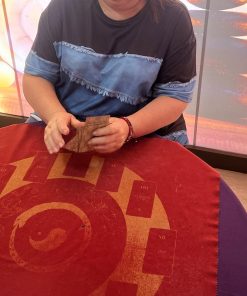 Carmen Garcia barajando las cartas del tarot antes de empezar una consulta