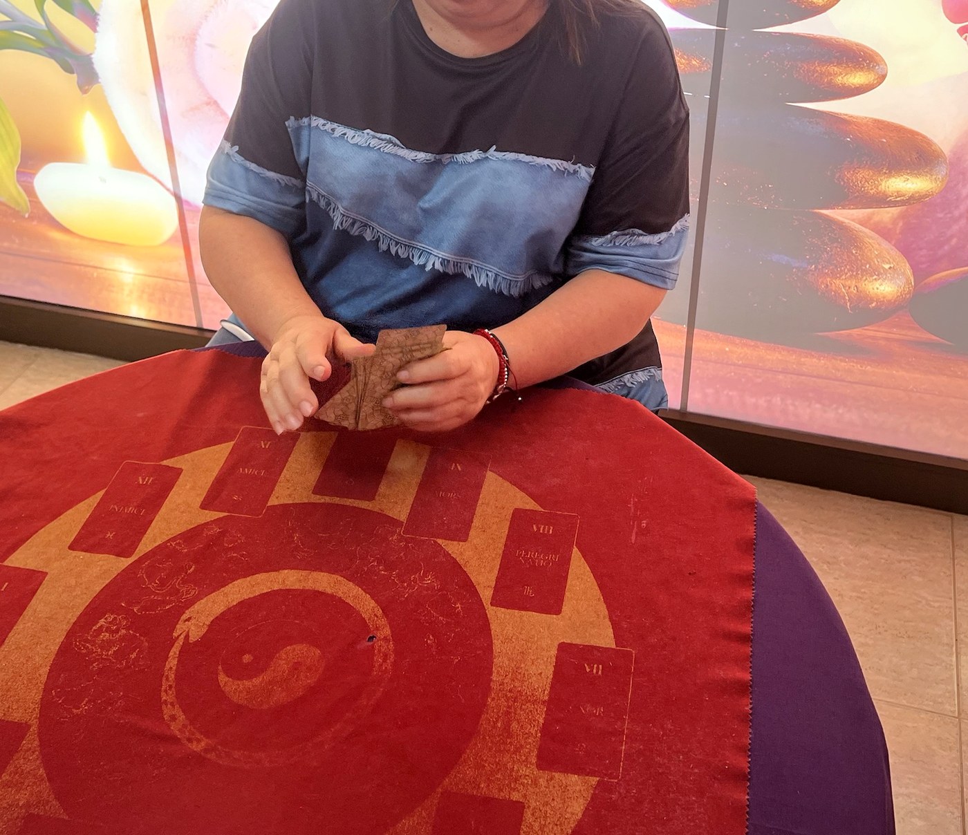 Carmen Garcia barajando las cartas del tarot antes de empezar una consulta