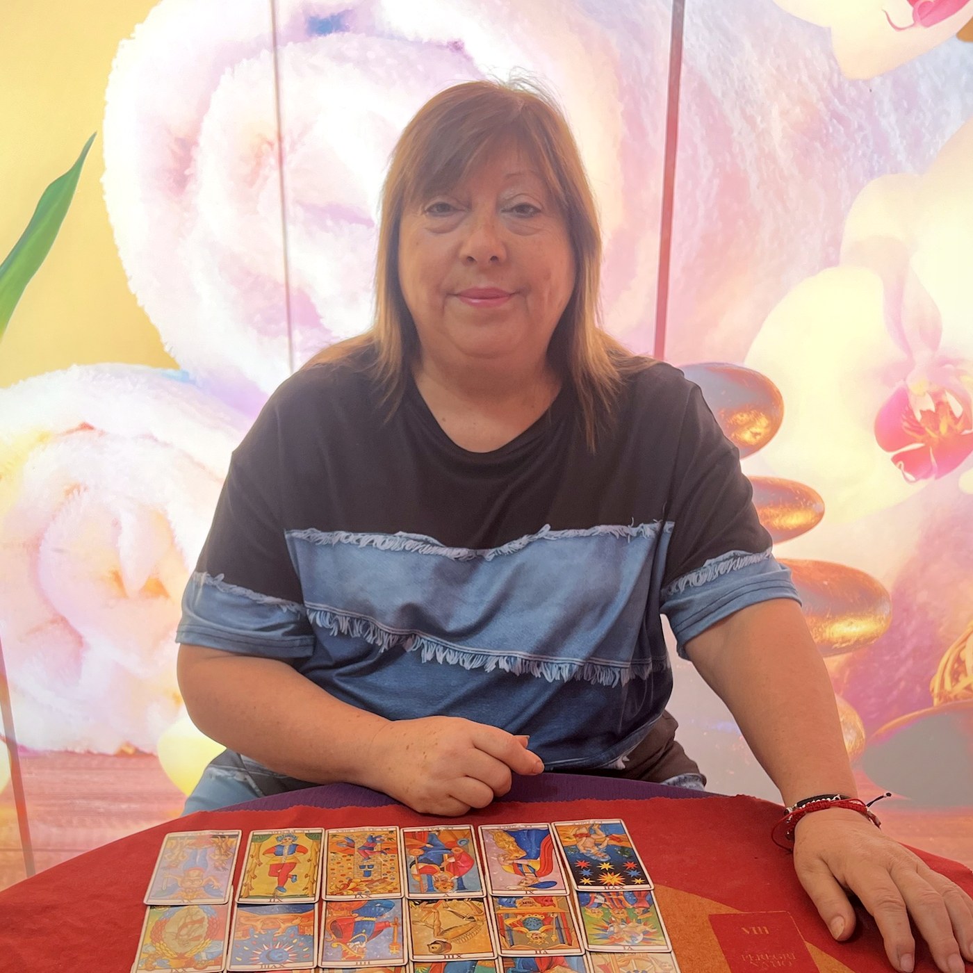 Carmen Garcia, tarotista desde 1998, en su consulta de tarot de El Cel Crisol