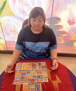 Carmen Garcia leyendo una tirada de tarot durante una consulta