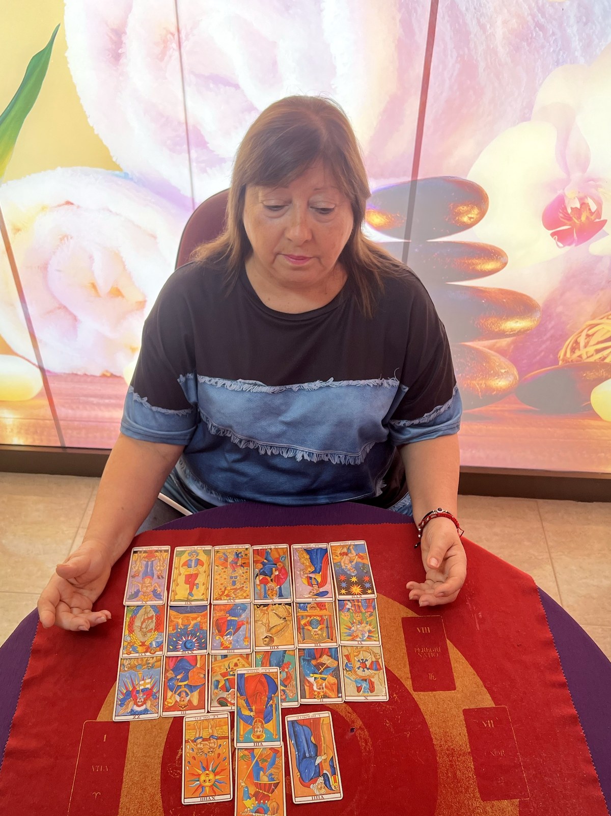 Carmen Garcia leyendo una tirada de tarot durante una consulta